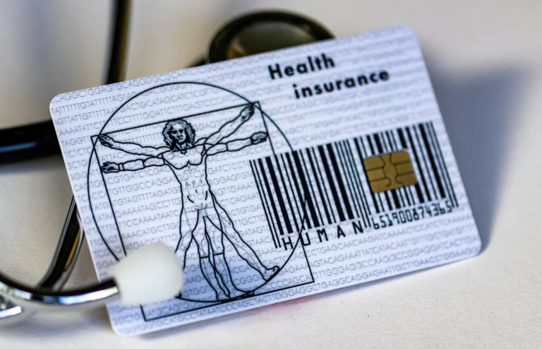 An "Health insurance" smart card featuring Leonardo da Vinci's Vitruvian Man, a barcode, and an electronic chip, resting next to a stethoscope.